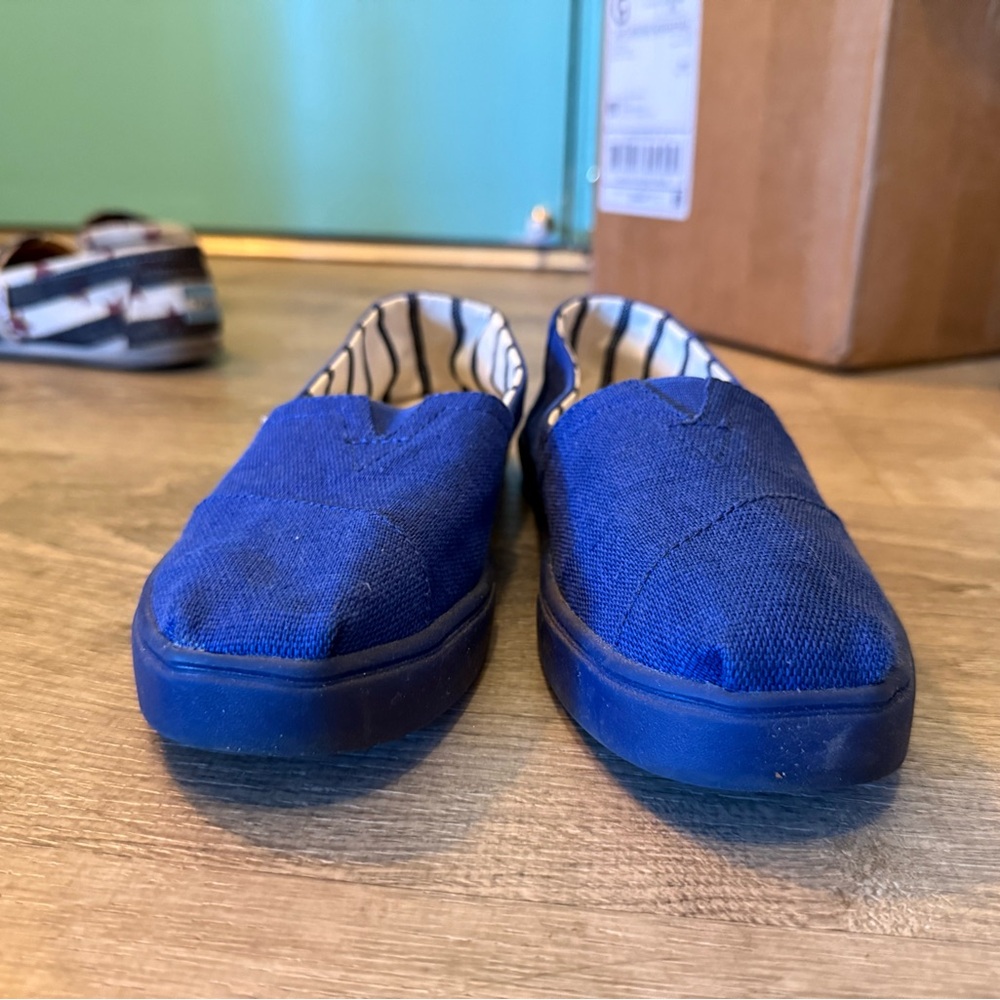 Like New Women’s Toms sz 6 Blue Slip-On Shoes or Kids sz 4.5